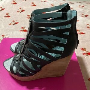 NIB Miranda Lambert Black wedge sandal Size 6 1/2 4.25” heel Back zip Gladiator